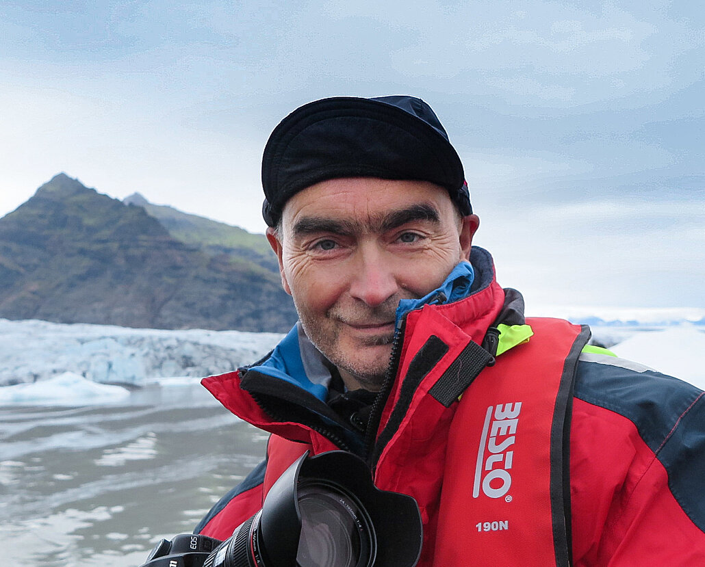 Künstler Dirk Hanus mit Kamera in Island