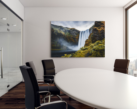 Dieses Bild zeigt das Akustikbild Wasserfall Skogafoss in einem minimalistisch eingerichteten Büro an der Wand hängend