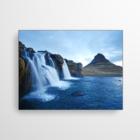 Dieses Bild zeigt den Berg Kirjufell in Island. Im Vordergrund sieht man außerdem mehrere Wasserfälle.