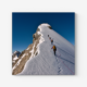 Das Akustikbild "Gipfelstürmer" zeigt mehrere Bergsteiger bzw. Personen, die einen Berg hinauf steigen. Hinter ihnen sieht man die Fußstapfen im Schnee.