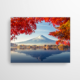 Das Motiv zeigt den heiligen Berg Fuji, den höchsten Berg Japans. Er wird von roten Blättern eingerahmt und spiegelt sich im See mit seiner nahezu perfekten Form.