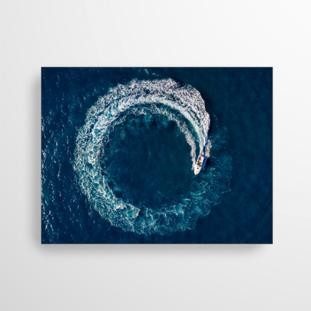 Dieses Akustikbild zeigt ein Boot im Ozean / Meer, das eine Welle hinter sich her zieht. Dieses Welle formt einen beinah perfekten Kreis.